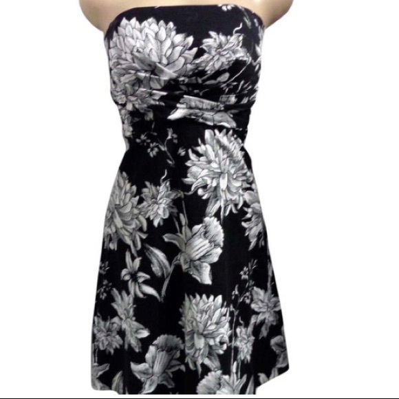 White House Black Market Dresses & Skirts - 🖤WHBM🖤 SILHOUETTE IN BLOOM STRAPLESS DRESS🖤